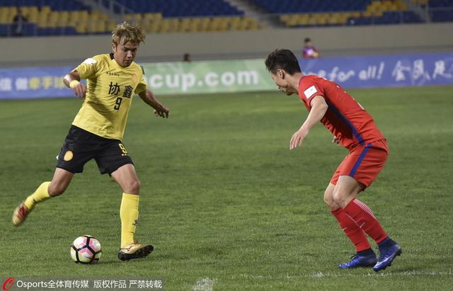 主演新剧《肯尼迪》聚焦著名政治家族 2 堪比时装周!