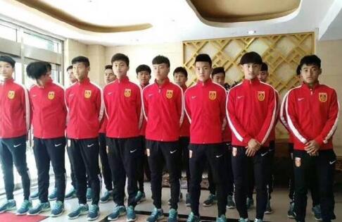 过往拍“射雕”往往会写郭靖和杨康的对立,而徐克却巧妙设置了郭靖与欧阳锋,郭靖与大汗两大对照,凸显“侠”字的真正内涵,济困怜贫,为国为民,从而也让主题跳出了江湖恩怨的局限,有了家国情怀的大格局。