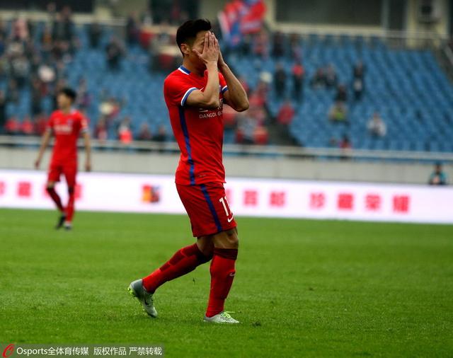 本次辩护中被告辨护律师称,15岁学生被告在还押期间行为良好,而23岁冷气技工本性温和,称受15岁被告邀请下到犯案地点拍片。