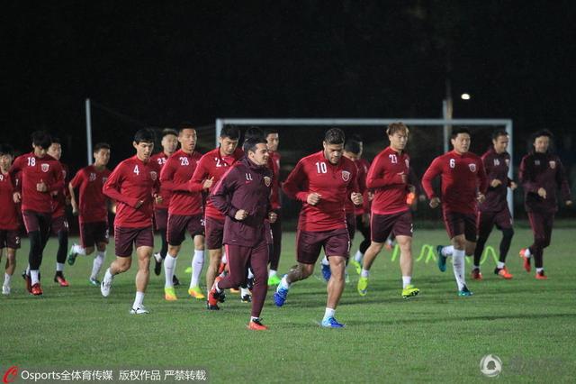 19日晚大卫·贝克汉姆与奥斯卡影后海伦·米伦共同出席晚宴,在现场二人亲密热聊,海伦·米伦更是主动贴在小贝胸前可见二人是老相识了。