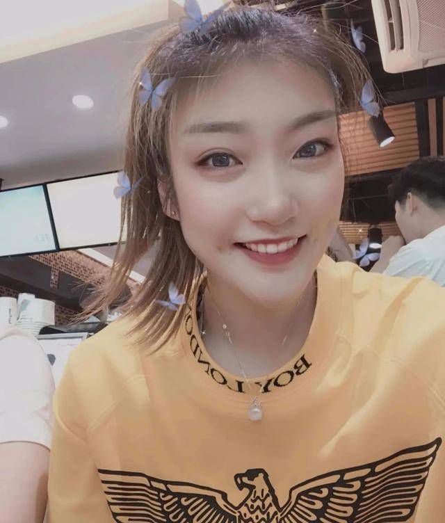 在活动中，宋钟基和朴宝英一开始面对台下影迷们的热烈欢呼显得有点不知所措。