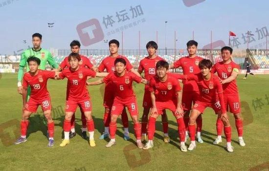 其中莉莉·柯林斯红唇妆容亮眼,笑容灿烂美丽。