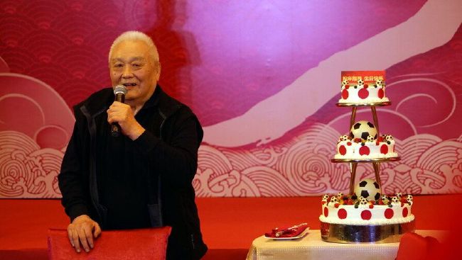 成龙、张学友、刘德华等两百多位香港演艺明星参加了演出,而冯小刚、张国立、谭维维等也来到汇演现场,代表内地演艺界感谢 李荷妮加盟《演艺界》!
