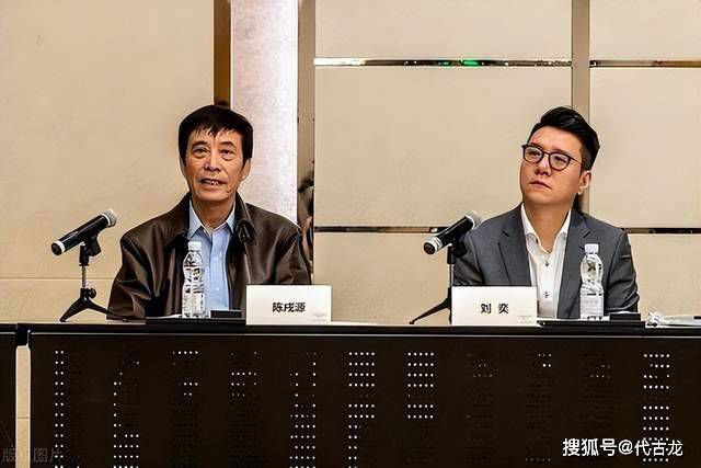 婚礼卡片上写着：我们2004年6月在上海相识，2004年7月 莱托现身时装周神似老佛爷 银发或为