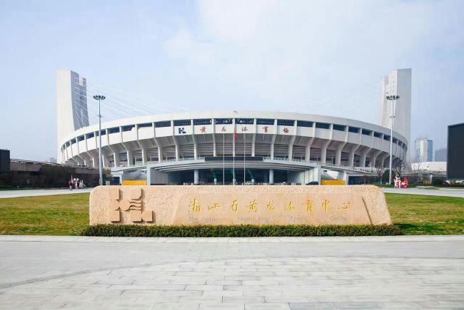 《一战再战》曝预告 小李子试图通过暗号找女儿 2025-09-23 9月23日,电影《一战再战》发布“集结暗号”版预告,鲍勃(莱昂纳多·迪卡普里奥 饰)试图通过暗号找到女儿,跨越16年与宿敌洛克·乔(西恩·潘 饰)激烈对抗,高燃追逐时刻上演!