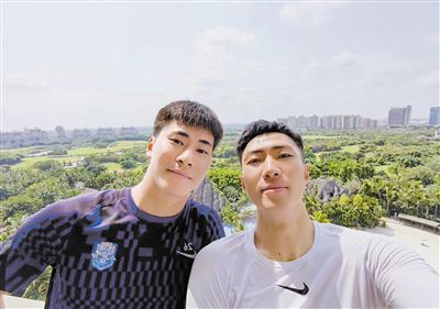 因杰克错过《不羁夜》 时间:2025.08.15 : 作者:迪莫 : 共12张 日前,莱昂纳多·迪卡普里奥登上美版《Esquire》杂志封面,演绎了一组精英感十足的时尚写真。