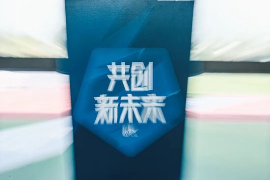 两组照片风格迥异,朱一龙漫步街头,举起手机定格城市一角,宽阔挺拔的背影,充满神秘感。