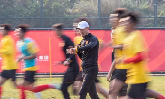 刘若英和王宝强台上牵手引发网友回忆杀，两人因冯小刚导演的电影《天下无贼》结缘 刘若英闪婚五月天“心碎” 玛莎发感言称来不及 2011-08-12 五月天师姐刘若英无预警公布婚讯吓疯大家，主唱阿信透过微博祝贺奶茶，11日他们五位出席运动会代言时，对于师姐结婚，玛莎笑说：“五月天在这代表将奶茶姐视为女神的男人们发表心碎感言”，而奶茶公布婚讯当天他 陈奕迅、刘若英演《隐婚男女》 拍激吻戏很默契 2011-04-10 2011年4月9日讯，电影《隐婚男女》剧照。