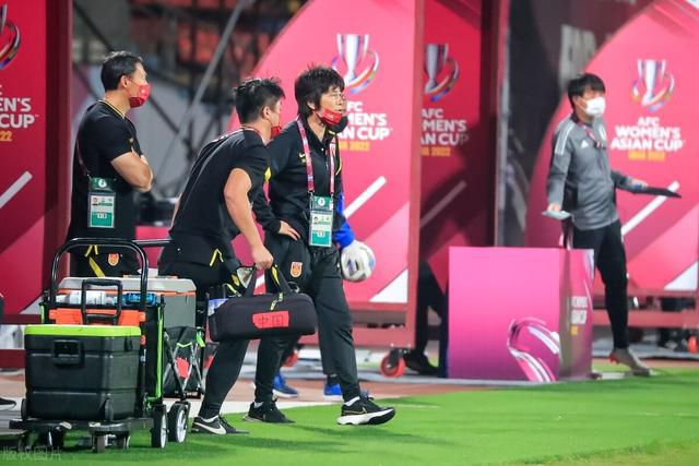 影片导演张宰贤，主演崔岷植、金高银、柳海真等出席活动。
