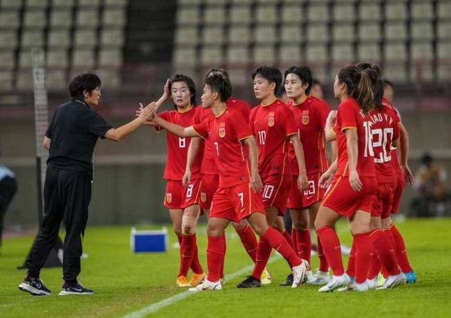 后来被说演技问题，他又去TVB拍戏，每个月工资就3000港币。