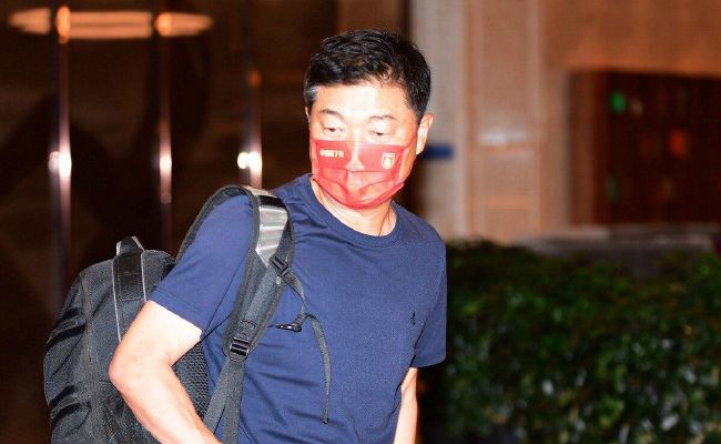 然而兄妹俩却亲眼目睹了父亲被身份不明的人杀害。