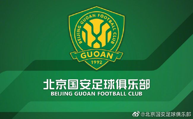 同时也营造了几种灯光的氛围，一个是洗照片的这种红色的肃杀感，还有平时没有在洗照片，门开着，窗户开着的一个通亮的感觉，甚至最后结尾暗房被烧的一个状态，这些都是在前期就设定好了。