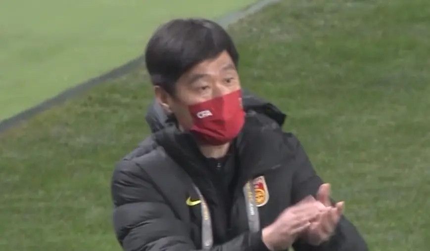 广州市委常委、广州警备区司令员颜小明点燃火炬，并将火炬交给第一棒火炬手秦海璐。