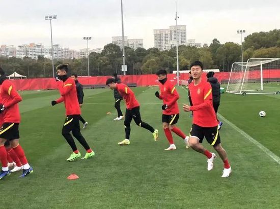 一连开4场的周杰伦，第一场便爆满全场，演唱会开始一小时门口依旧有大量粉丝等待黄牛票进场。