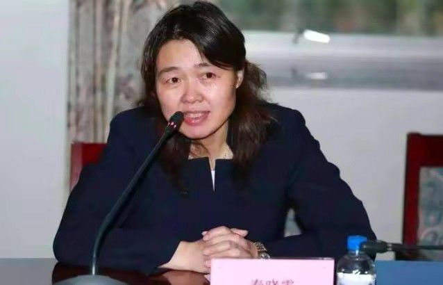 世界杯已隆重开幕,贝克汉姆却远 贝克汉姆一家游迪斯尼乐园 小贝坐旋转木马拍照 2013-08-23 当地时间8月22日,美国加州阿纳海姆市,贝克汉姆一家人被拍到在迪斯尼乐园游玩。