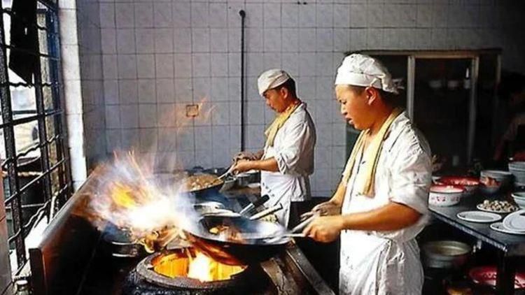 影片延续了前作“坏蛋洗白”的荒诞喜剧风格,新增全女性反派团伙与主角团展开高能对抗。