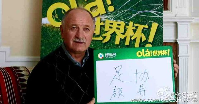 ”照片中，李连杰戴着黑框眼镜，依然潇洒帅气，关之琳也女神范十足，引来网友纷纷围观。