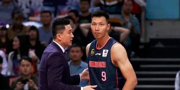 龚俊穿深色衬衫绅士帅气,迪丽热巴穿黑色绷带紧身裙秀蚂蚁腰,壁咚龚俊,两人又A又飒超养眼!