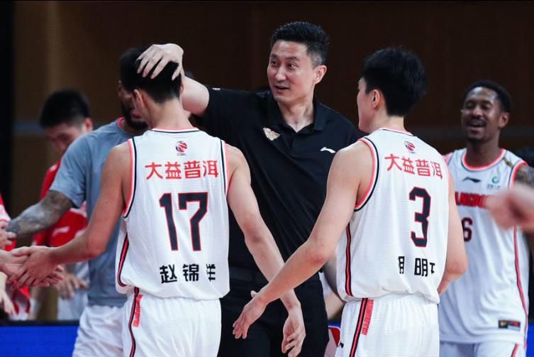 长期以来,江宁在母亲兼教练王霜的严格管控下,被迫压抑真实的欲望与天性:她不能拥有正常的社交生活,不能表达对训练的抗拒,甚至在身体发育导致状态下滑时,还要承受“不如12岁的自己”的否定。