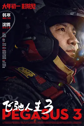 另一组照片中，朱一龙休闲风穿搭清凉随性，夏日乘船出海，留 不变的友情！