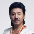 谢霆锋在伦敦为张曼玉拉客“免费剪发”。