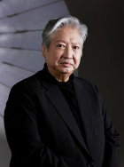 西装帅气，白裙大秀纤纤玉腿甜美迷人，而红色裙装更适合演绎古风歌去，让人看到了她的潜力。