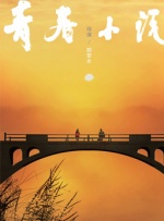 上方用拉丁文写着 贝克汉姆一家游迪斯尼乐园 小贝坐旋转木马拍照 2013-08-23 当地时间8月22日，美国加州阿纳海姆市，贝克汉姆一家人被拍到在迪斯尼乐园游玩。
