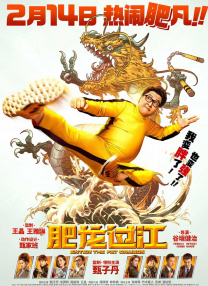 影片发布“人生危机”版预告及“甜蜜暴击”版海报，当芭比开始焦虑emo，男友肯陪她共赴现实世界寻找真相，开启欢脱有趣的 “芭比娃娃”真人电影定编剧 三人分写择优拍摄 2015-12-16 据外媒报道，索尼确定了三位编剧来操刀“芭比娃娃”真人电影的剧本，从三个人各自的剧本中挑选出一个合适的版本投入制作。