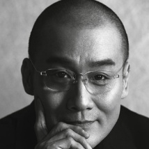日本天后滨崎步3日通过官网宣布，今天在东京都内的区公所办理结婚登记，老公正是年仅25岁的医学院研究生。