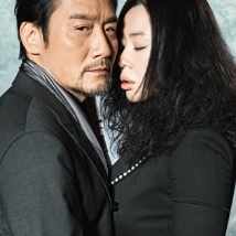 竹林追击戏里青衫染血，三次“假死”层层递进，在章子怡的演绎下呈现出惊人的戏剧张力。